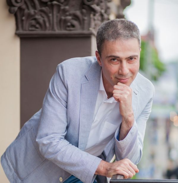 Виталий Береговский, управляющий партнер, адвокат адвокатского бюро «Правовая конструкция».  Родился во Владивостоке, закончил ДВГУ по специальности «юриспруденция». Юрисконсульт в 1991–1992 годах. С начала 90-х вместе с коллегами основал юридическую компанию «Правовая конструкция». Ныне это адвокатское бюро «Правовая конструкция». Адвокат Адвокатской палаты Приморского края, общественный эксперт при уполномоченном по защите прав предпринимателей в Приморском крае. Женат, два сына. Награжден медалью «За защиту прав граждан» 1-й степени, почетными грамотами и благодарностями, в том числе Федеральной палаты адвокатов РФ, уполномоченного по защите прав предпринимателей при президенте РФ, Законодательного собрания Приморского края. Фото: предоставил В. Береговский |  «СИЗО проявляет сущность человека»
